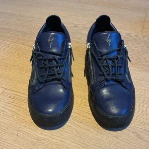  Giuseppe Zanotti - Säljer ett par mörkblå sneakers från Giuseppe Zanotti. Storlek 44. Sparsamt använda. Perfekta skon nu till vintern. 