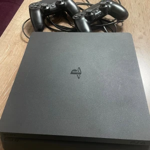 PlayStation 4 - Sony PlayStation 4 i svart, med två handkontroller. Allt är som det ska, tveka inte och fråga frågor om du har något du undrar över.