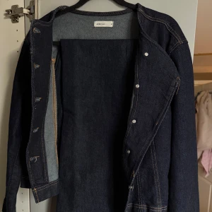 Mörkblå jeansset från Gina Tricot - Ett snyggt mörkblått jeansset från Gina Tricot! Aldrig använts