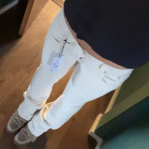 Lågmidjade jeans  - Säljer dessa vita/ ljus ljus beiga lågmidjadejeans bootcut jeansen ifrån Gina, dom är endast testade så dem är i helt nyskick. Köpta för 500kr, den är i storlek 38, och passa mig som brukar ha 36-28 i jeans, midja rakt över- 38cm, och dem är perfekta i längden på mig som är 1,68🥰🥰