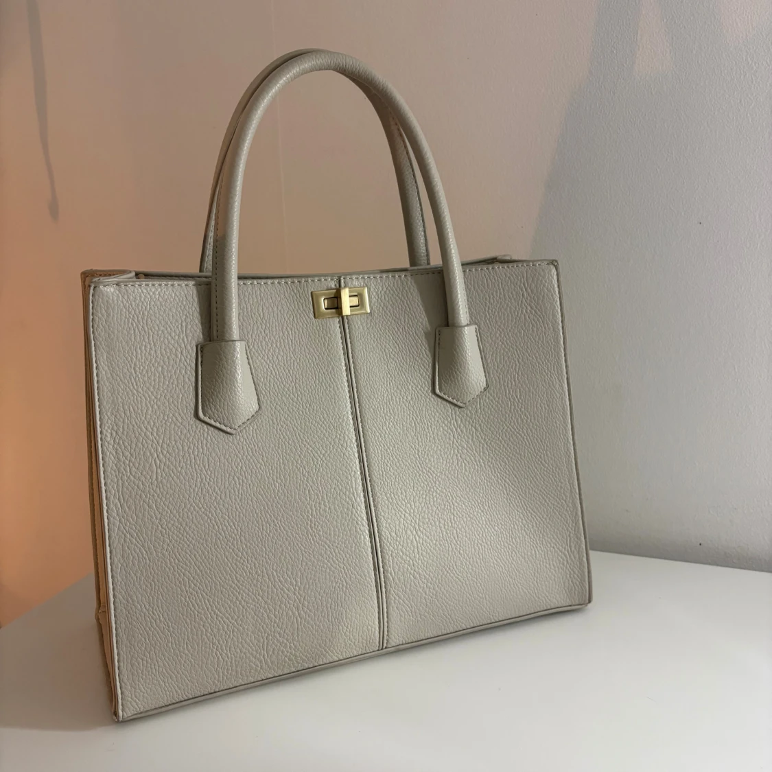 Beige handväska från Gina Tricot