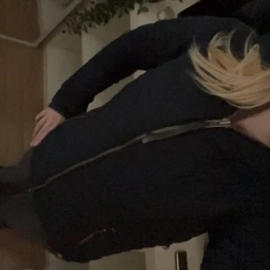 Peak performence jacka  - Snygg svart jacka från Peak Performance i storlek XS. Jackan har quiltad design, huva och dragkedja framtill. Perfekt för kyliga dagar och har en clean look med diskret logga på ärmen. Passar dig som gillar stilrena och funktionella plagg.skicket är topp förutom dragkedjan som är lite trög ibland men funkar fortfarande