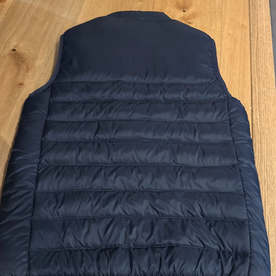 Mörkblå dunväst från Lyle & Scott - 1
