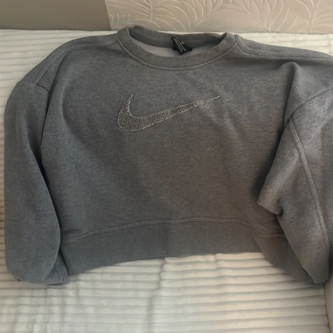 Grå sweatshirt från Nike med logga