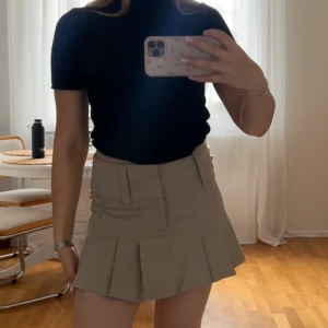 kjol - superfin beige kjol från Gina tricot som aldrig kommit till användning 