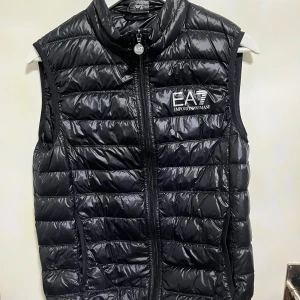 Svart dunväst från Emporio Armani - Snygg svart dunväst från Emporio Armani EA7. Den är skön att ha oavsett väder och är i XS storlek.