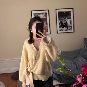 Beige omlott kofta med knyt - Säljer en supermysig beige/ljusgul omlott kofta med knyt i sidan. Koftan är från Ichi och har har inga defekter. Priset kan diskuteras💕