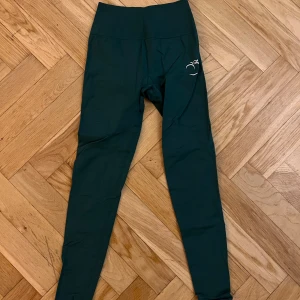 Mörkgröna leggings från Peach - Sparsamt använda 