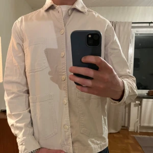 Beige Overshirt These Glory Days  - Säljer denna sjukt snygga Overshirten från These Glory Days⭐️ Färgen är beige och storleken är M✅ Den har inga defekter och skicket är utomordentligt🙌🤝 Sjukt najs passform och passar perfekt till hösten🍁🙌 Tveka inte på att höra av er dig vid minsta fråga eller fundering😊