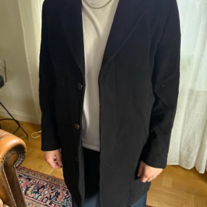 Svart rock med klassisk krage - Our Legacy rock I helt ok skick, har blivit lite knottrig, rätt lätt och ta bort dock behöver bara en rakhyvel! Snabb affär så kan jag tänka mig att sänka priset!!!