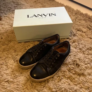 Lanvin skor - Lanvin skor i storlek 43/9 pris: 1500 men kan diskuteras. Färg: marinblå skick 6/10 