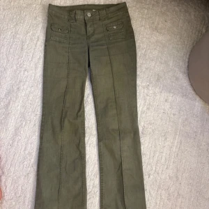 Gröna jeans - Supersnygga jeans i strechigt material från h&m. Uppsprättade längst ner så dom passar mig som är 168.