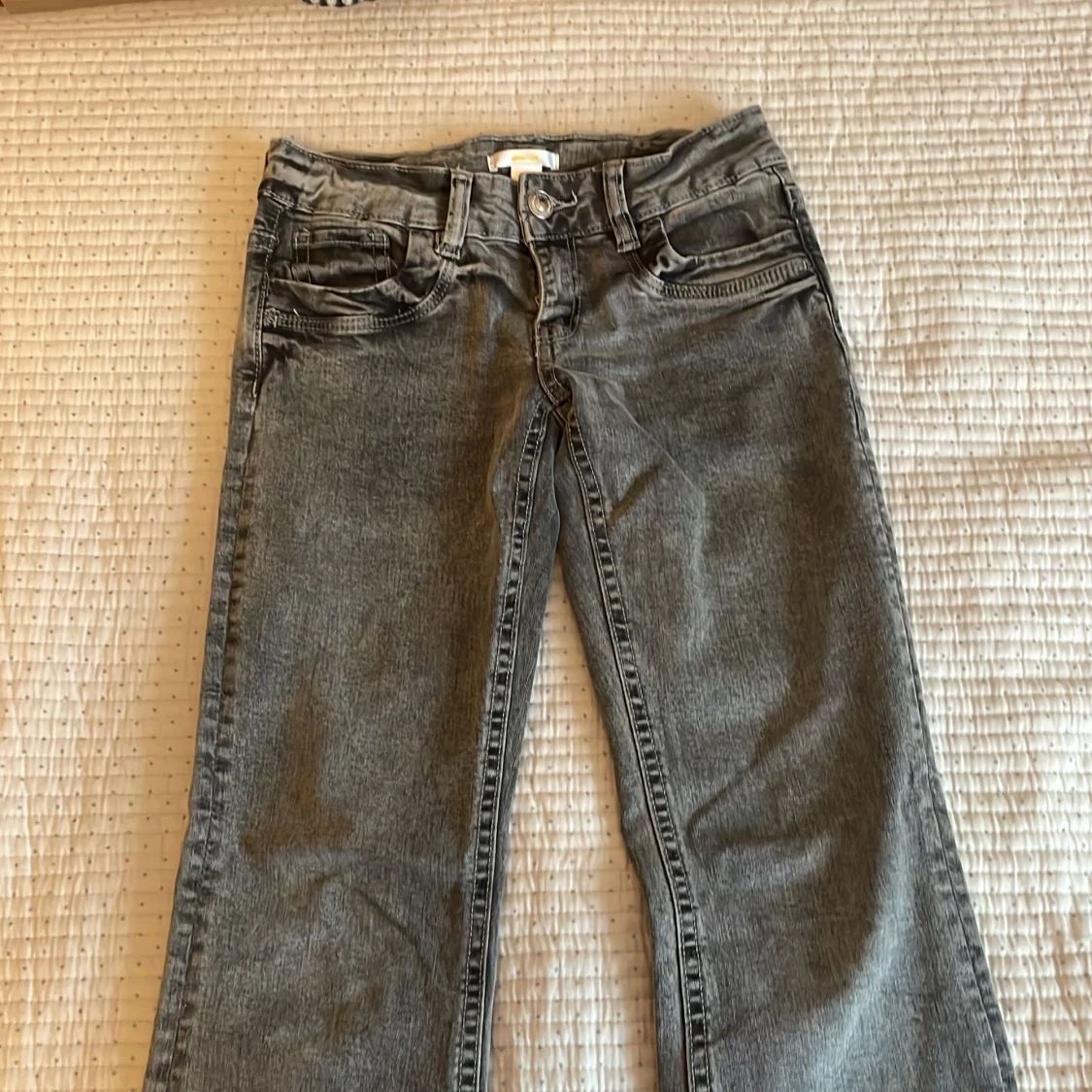 Grå bootcut jeans med tvättad look