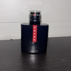 Prada Luna Rossa Ocean EdP - Snygg och modern Eau de Parfum från Prada, Luna Rossa Ocean. Perfekt för dig som vill ha en exklusiv touch i din samling. Volymen är 100 ml. Finns kvar ungefär 90ml är lite använd inga repor eller skador på flaskan 