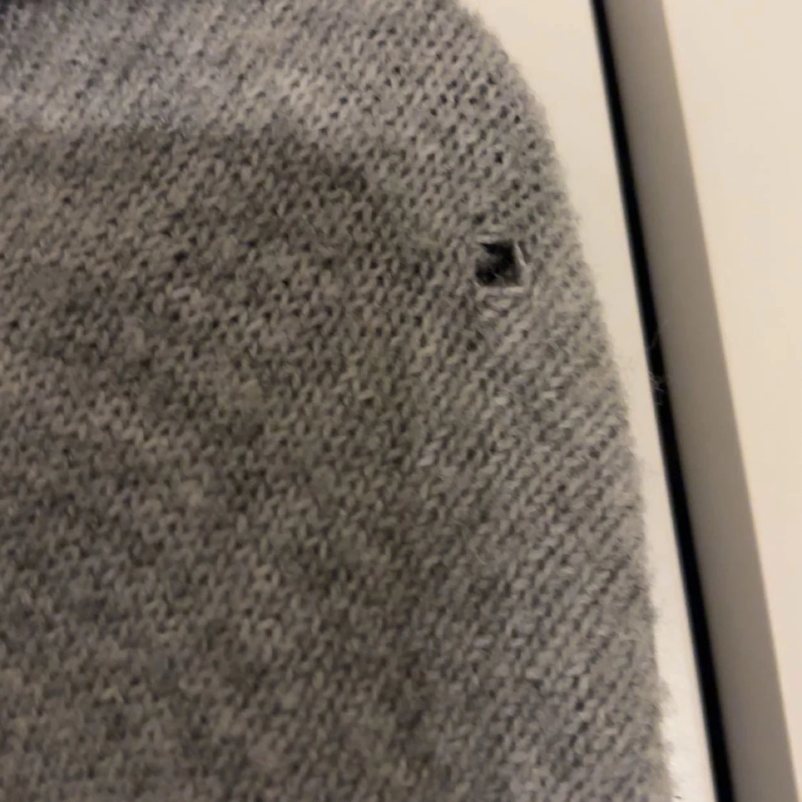 Grå stickad kofta med dragkedja - 2