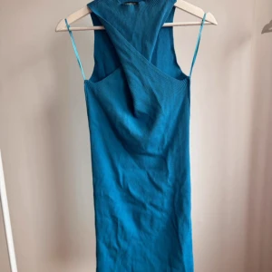Ribbad klänning - En blå ribbad bodycon klänning från Gina Tricot. Storlek M. Aldrig använd, dock utan prislapp. Mycket bra skick.
