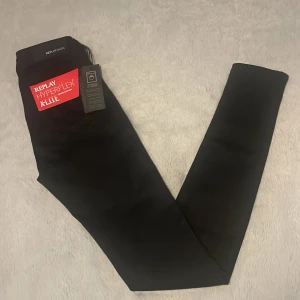 Replay hyperflex X-L.I.T.E w24 L30 - Replay hyperflex w24 l30 | helt nya med lappar | svarta | nypris 1499 | Hör av er