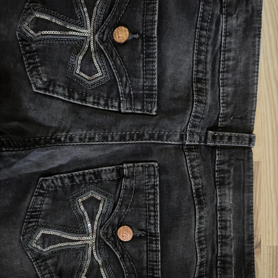 Svarta jeans med broderade fickor Gina Tricot