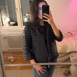 Svart Colmar dunjacka med huva trekvartsärmad  - Hej! Köpte denna Colmar jackan för 3375kr och säljer den för 1499kr helt spliter ny! Råkade klippa bort lappen då jag trodde jag ville behålla den… men ångra mig snabbt! Sitter som snyggast med en tjocktröja under! Skriv om du har några frågor eller liknade. Köpte i storlek 40 men bär en XS/S och tycker den är bra och normal i storleken! 