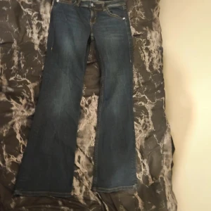 Mörk Blåa Flare Jeans  - Jeans from H/M Divided ♡