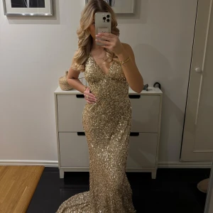 Balklänning - Säljer min superfina balklänning från DressroomLinné 🌸 Den är köpt här på Plick av en tjej som också endast använde den på sin bal 💗 Klänningen är som ny, saknas någon enstaka paljett men det är inget som syns (det medkommer paljetter som man kan sy fast om det är något som stör en!) 💞Pris i butik 4990kr