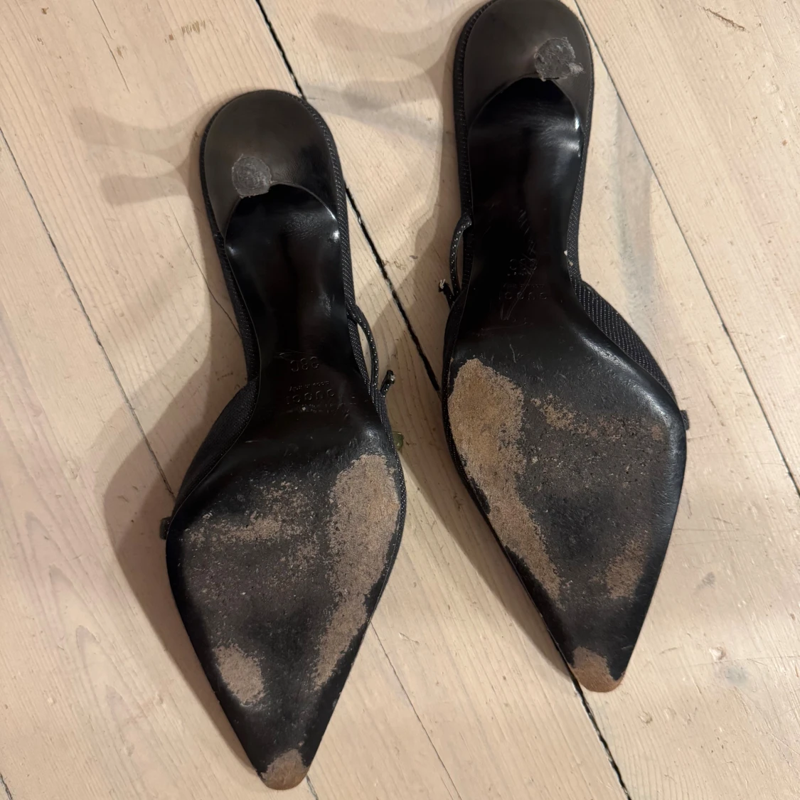 Svarta kitten heels från Gucci - 4