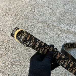 Dior bälte  - Använd fåtal gånger men i bra skick✔️ Storlek: 120cm📏 Skickas inom 1 dag 📦  Kontakta gärna för mer info 😊