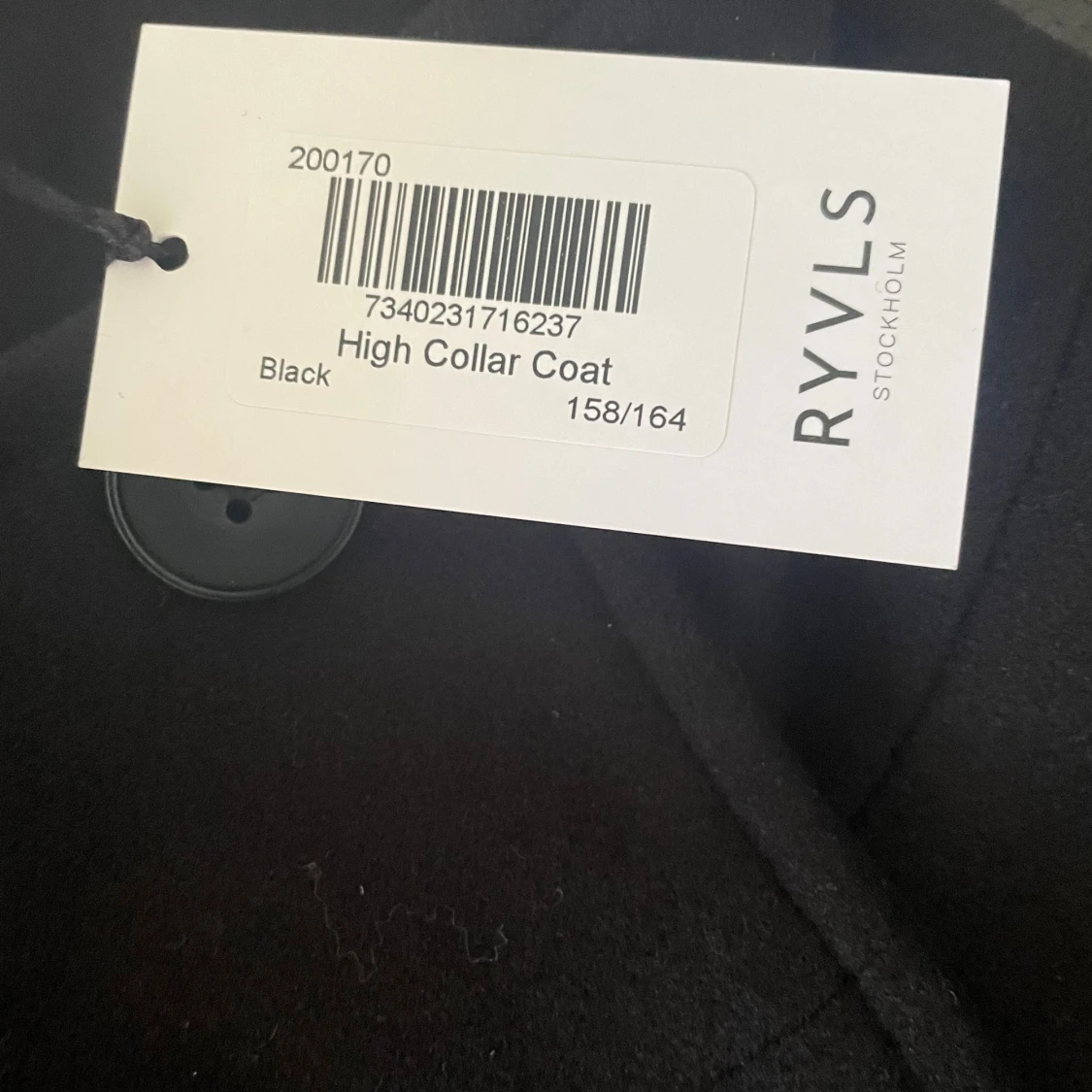 Svart kappa med hög krage från RYVLS - 1