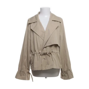 Beige trenchcoat - Säljer denna trenchcoat storlek 38 från object