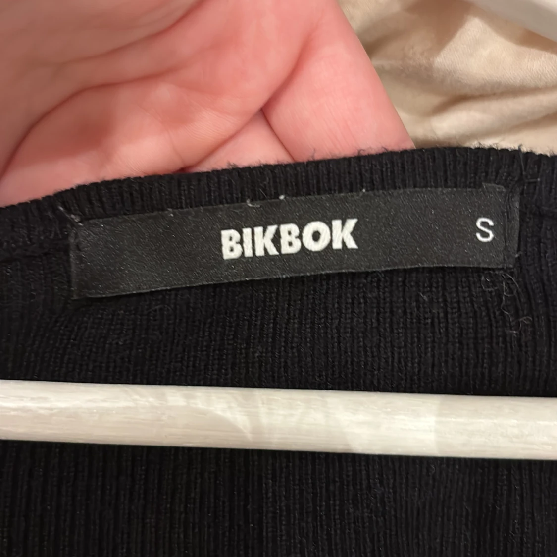 Svart ribbad långärmad tröja - 4