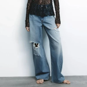 Blåa Zara jeans med slitningar - (SLUTSÅLDA) Säljer ett par blåa jeans då dom inte passade. Namn på produkt: JEANS TRF BAGGY MED SLITNINGAR OCH MEDELHÖG MIDJA BLÅ 0/8197/021/400/38 