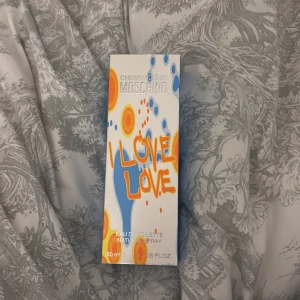 Moschino I Love Love EdT 50ml - Färgstark och lekfull parfym från Moschino, Cheap and Chic-serien. Flaskan rymmer 50 ml Eau de Toilette. Perfekt för dig som vill sticka ut med en unik och kreativ design.