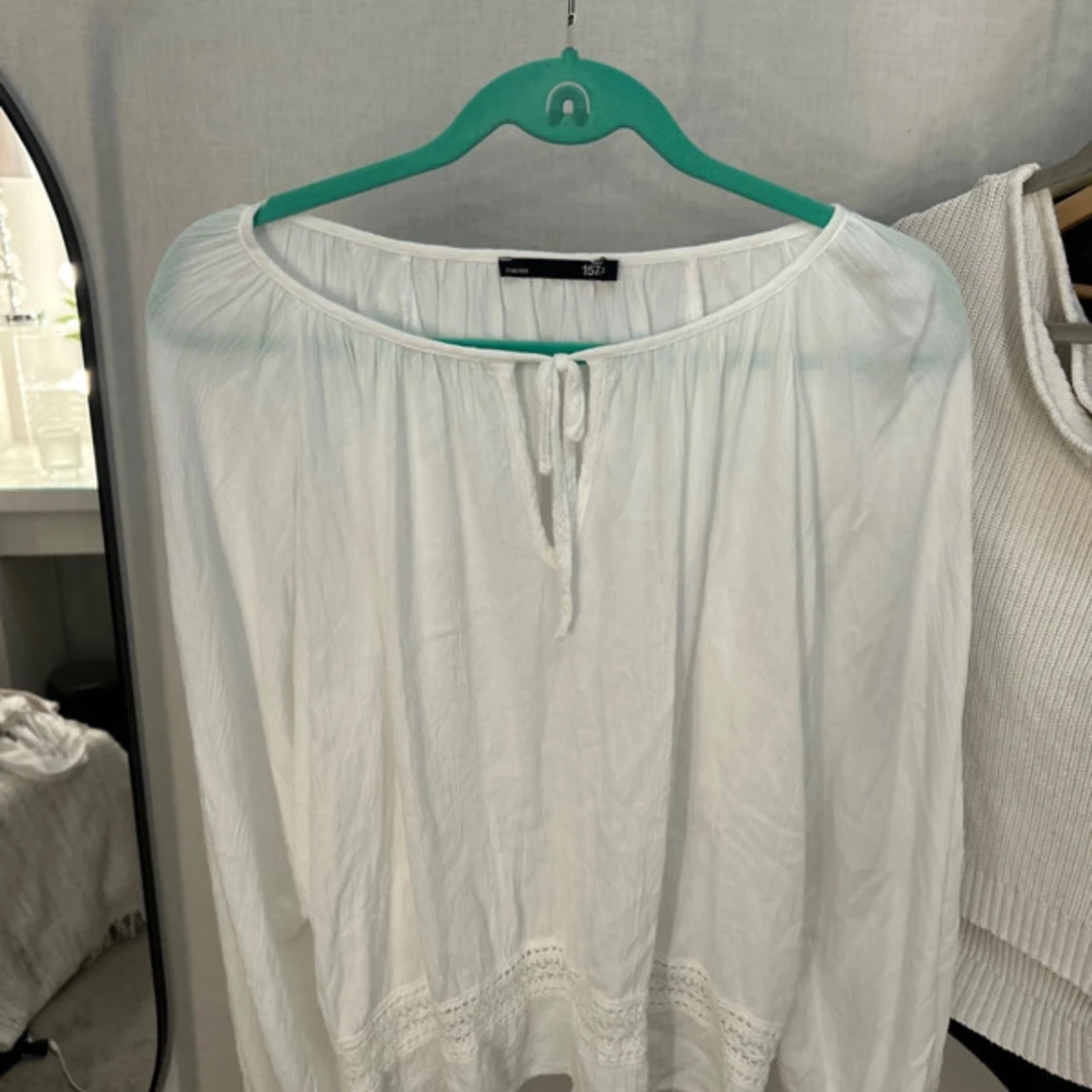 Vit blus med spets från 157