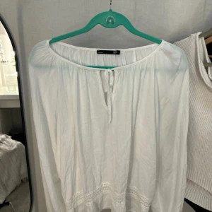 Vit blus med spets från 157 - Säljer en luftig vit blus från 157 i storlek S. Blusen har långa ärmar, knytning vid halsen och fina spetsdetaljer längst ner. Modellen är loose och har en romantisk vibe med sin breda halsringning och mjuka bomullsmaterial. Den har kommit till användning ca 4 gånger! Pris kan diskuteras 🥰