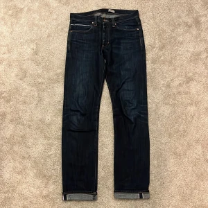 Neuw Selvedge Jeans - Hej! Säljer dessa riktigt feta Selvedge jeansen från märket Neuw i 100% bomull! Snygga fades har börjat komma och det är bara början! Modellen heter Lou slim och storleken är 31/34! Sömn lösning finns på Neuw lappen inuti jeansen som man kan se på bild 1 och 3, väldigt enkelt att bara sy tillbaka det! Skriv vid minsta intresse av köp! Mvh DC