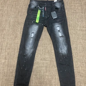 DISQUARED2 jeans -  Hej nu vill jag sälja mina Jeans som jag har råkat beställa i fel storlek helt nya oanvända och vill bara bli av med dem säljer för samma pris jag köpte För
