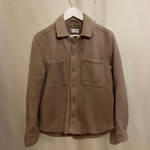 These Glory Days Overshirt brun - Säljer denna sjukt snygga Overshirten från These Glory Days⭐️ Färgen är brun och storleken är S✅ Den har inga defekter och skicket är utomordentligt🙌🤝 Sjukt najs passform och passar perfekt till hösten🍁🙌 Tveka inte på att höra av er dig vid minsta fråga eller fundering😊