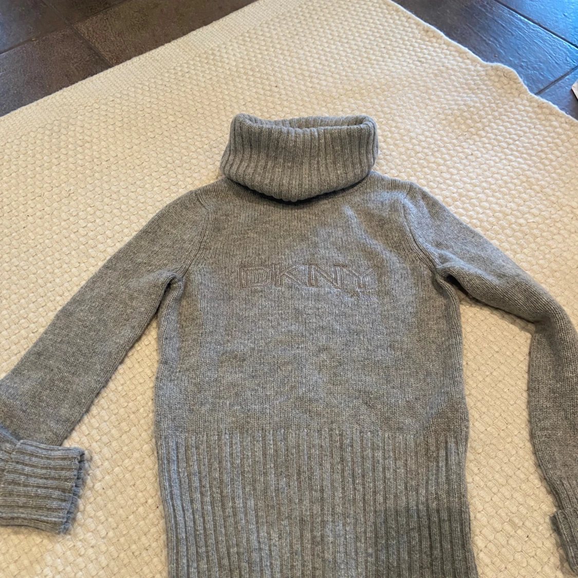 Grå polotröja från DKNY Jeans