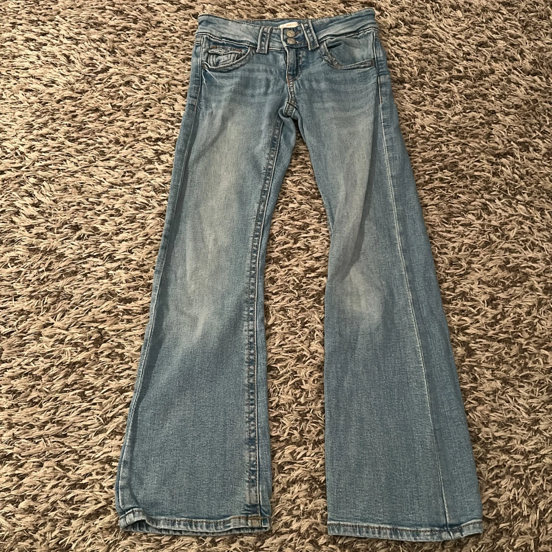 Ljusblå bootcut jeans