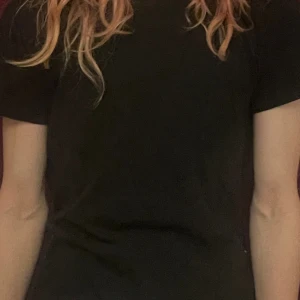 Simple svart T-shirt! - En simple svart T-shirt! Storlek M men passar L! Inte jag på bilden utan en vän, OBS köpare står för frakten