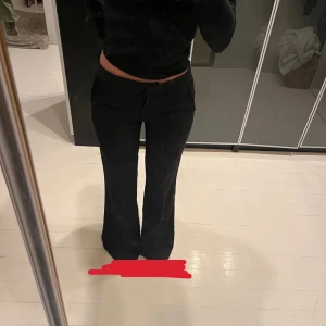 Kostymbyxor  - Mid/low kostymbyxor från nelly i storlek 34, säljer då dom är lite för stora för mej.