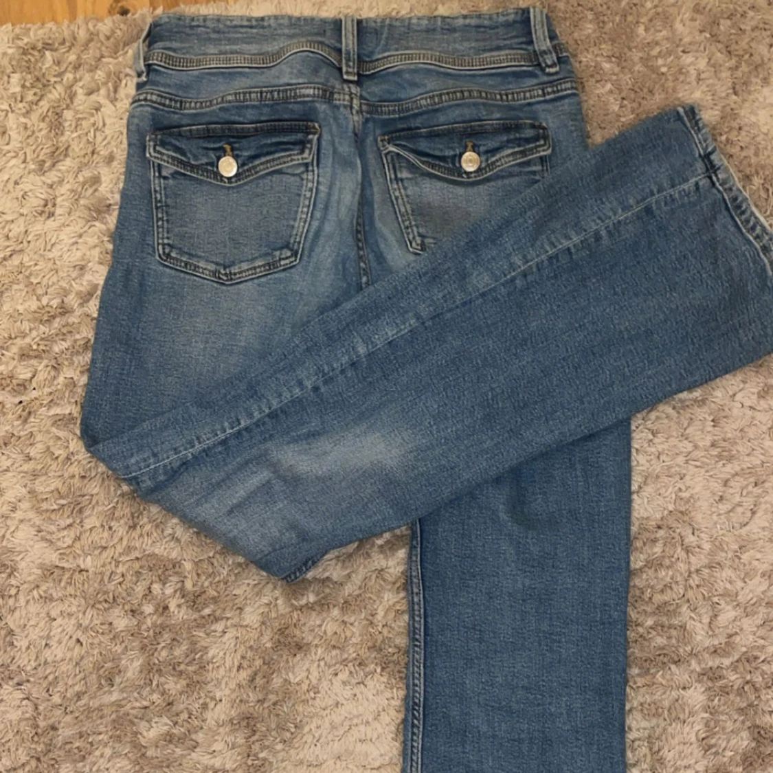 Blå bootcut jeans med fickdetaljer - 1