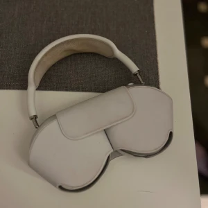 AirPods Max - Apple AirPods Max i silver med originalfodral. Over-ear hörlurar med aktiv brusreducering och hög ljudkvalitet. Skicket ser mycket bra ut, endast mindre tecken på normalt bruk. Perfekt för musik, film och samtal.