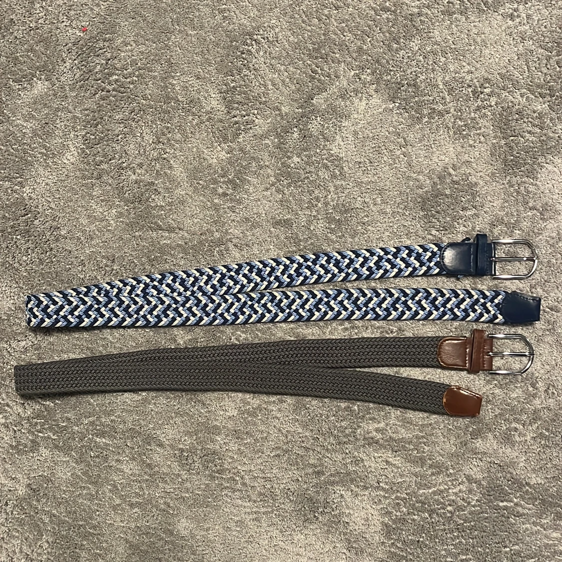 Två flätade bälten 