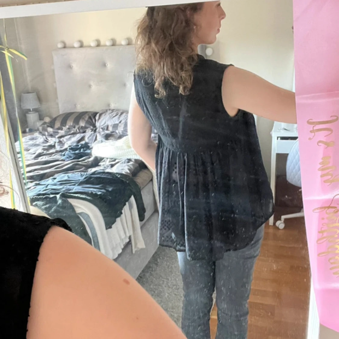 Svart ärmlös blus med prickigt mönster - 4