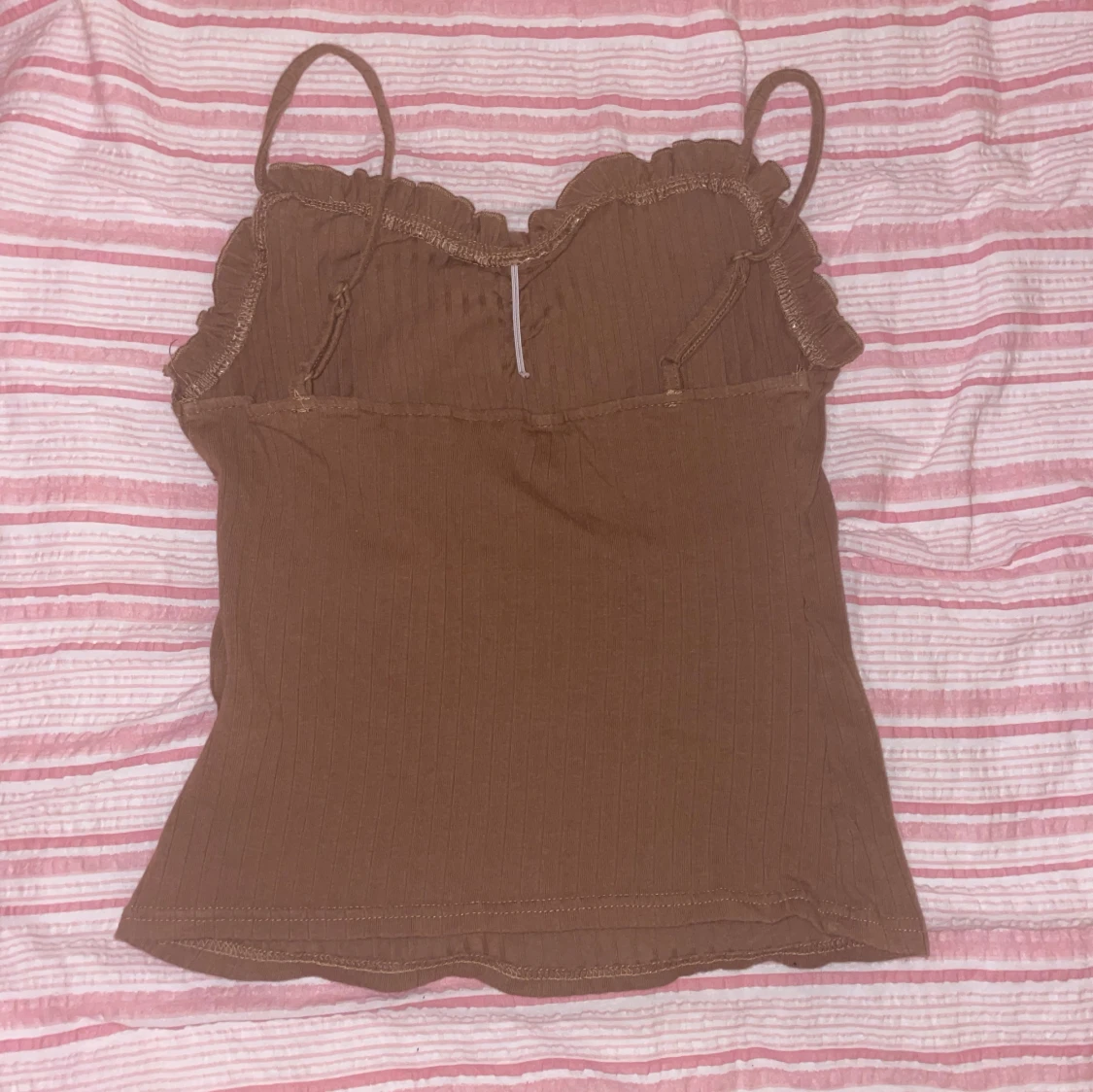 Brun ribbad linnetopp med volangkant - 1
