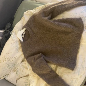 Brun stickad tröja från Carin Wester - Mysig brun stickad tröja från Carin Wester i storlek S