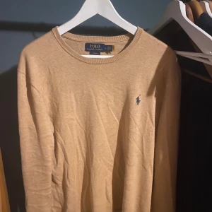 Ralph lauren tröja - Hej, säljer denna schyssta Ralph lauren tröjan i storlek medium, köpt från care of carl förra året. Lägg märke till att den är ganska tunn så den hjälper inte jättemycket mot kyla 