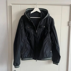 Moncler windbreaker - Moncler windbreaker modell Jeans claude giubotto   i storlek 2-M/S skick 8/10 allt og givetvis äkta 