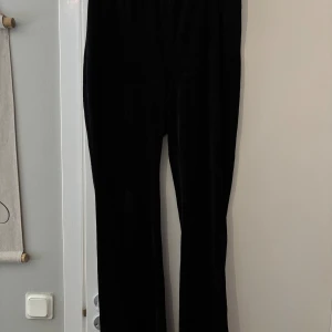 Byxor  - Säljer ett par svarta byxor i från H&M i manchester material, använda men i mycket bra skick, fastnar damm på dem lätt men får enkelt bort med klädroller   Stl L